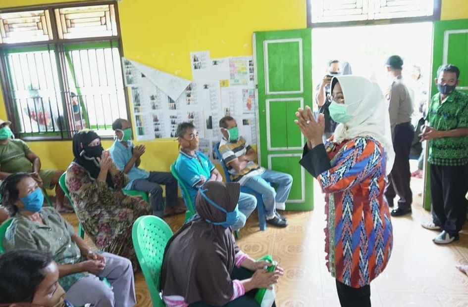 Pantau Penyaluran BLT DD di Desa Pak Utan, KPM Diminta Manfaatkan Bantuan dengan Bijak