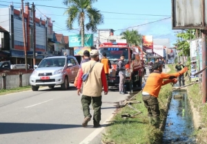 Cegah Banjir, Pemkab Landak Bersihkan Drainase