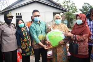 Wali Kota Serahkan Bantuan Korban Kebakaran di Tanjung Hilir