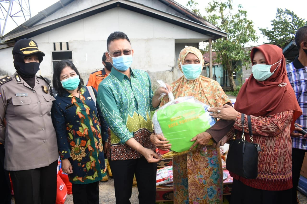 Wali Kota Serahkan Bantuan Korban Kebakaran di Tanjung Hilir