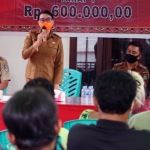 Serahkan BLT DD Non Tunai, Bupati Karolin Berharap Bantuan Dimanfaatkan dengan Baik