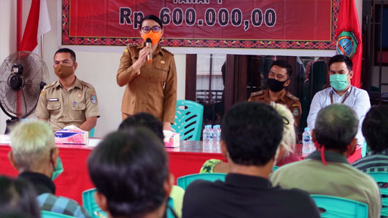 Serahkan BLT DD Non Tunai, Bupati Karolin Berharap Bantuan Dimanfaatkan dengan Baik