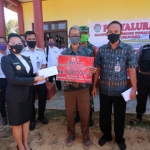 Butai Karolin Salurkan BLT DD ke Desa Amboyo Utara, Begini Pesannya…