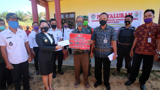 Butai Karolin Salurkan BLT DD ke Desa Amboyo Utara, Begini Pesannya…