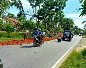 Akibat Ruas Jalan Nasional Rusak dan Bergelombang, Lima Ranmor Terjungkal di Senggiring