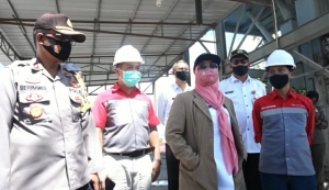 Tinjau Tiga Perusahaan di Wajok Hulu, Bupati Erlina Ingatkan soal CSR, BPJS, dan Perbup Protkes