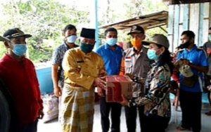 Pemkab Mempawah Salurkan Bantuan untuk Korban Tertimpa Pohon