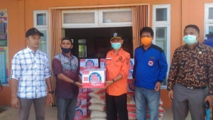 BPBD Mempawah Berikan Bantuan Sembako untuk Warga Desa Peniraman dan Sungai Purun Kecil