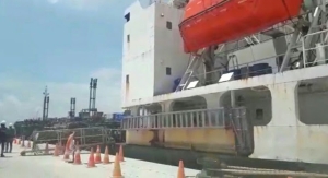 Kades Sungai Kunyit Laut Bangga Kapal SC Golden Fortune Bersandar di Pelabuhan Kijing