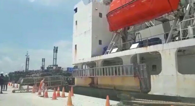 Kades Sungai Kunyit Laut Bangga Kapal SC Golden Fortune Bersandar di Pelabuhan Kijing