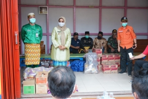 Korban Kebakaran di Sungai Pinyuh Terima Bantuan Uang Tunai dan Sembako