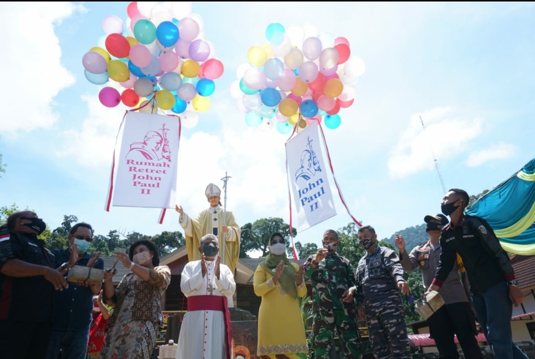 Patung Santo Johanes Paulus II Diresemikan
