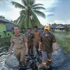 Legislator Kalbar Ini Salurkan Bantuan untuk Korban Banjir di Sungai Pinyuh