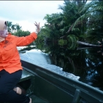Bupati Erlina Datangi Korban Banjir di Segedong
