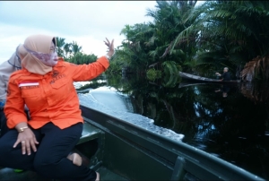 Bupati Erlina Datangi Korban Banjir di Segedong