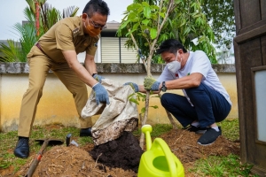 Hijaukan Kota Pontianak dengan Bunga Warna-warni