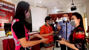 Karolin Serahkan Bantuan Alat Musik Tradisional untuk Sekolah dan Sanggar