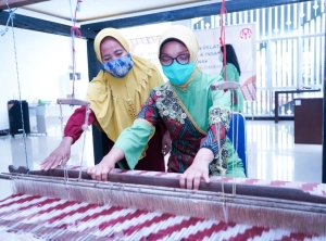 Begini Cara Pemkot Melestarikan Kearifan Lokal Tenun Ikat Corak Insang