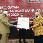 Peringatan HAM Sedunia, Bupati Erlina Dianugerahi Penghargaan Kabupaten/Kota Cukup Peduli HAM