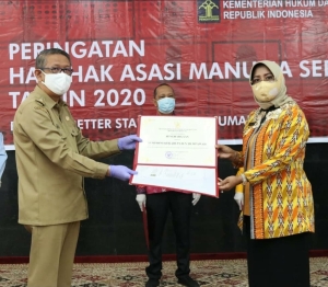 Peringatan HAM Sedunia, Bupati Erlina Dianugerahi Penghargaan Kabupaten/Kota Cukup Peduli HAM