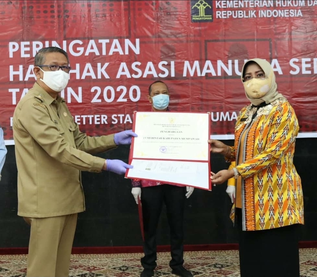 Peringatan HAM Sedunia, Bupati Erlina Dianugerahi Penghargaan Kabupaten/Kota Cukup Peduli HAM