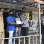 Kunjungi Dua Desa di Mempawah, Kapolres Bagikan 75 Karung Beras