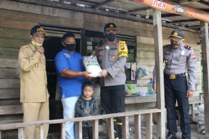 Kunjungi Dua Desa di Mempawah, Kapolres Bagikan 75 Karung Beras