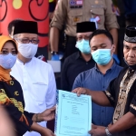 Duka Bupati Erlina Sambut Kedatangan Jenazah Agus Minarni di Bandara Supadio Pontianak