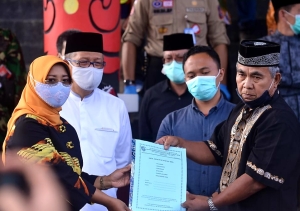 Duka Bupati Erlina Sambut Kedatangan Jenazah Agus Minarni di Bandara Supadio Pontianak
