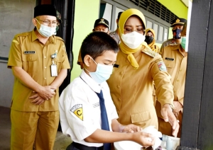 Bupati Erlina Tinjau Belajar Tatap Muka Perdana di SMPN 1 Siantan,  Ini Pesannya untuk Siswa dan Guru…