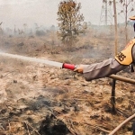 Kapolres Mempawah Berjibaku Atasi Kebakaran Lahan