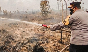 Kapolres Mempawah Berjibaku Atasi Kebakaran Lahan