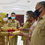 9 Petugas Penyampai SPPT PBB-P2 Terima Pengharagaan dari Bupati Erlina