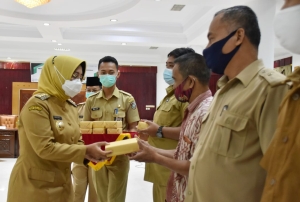 9 Petugas Penyampai SPPT PBB-P2 Terima Pengharagaan dari Bupati Erlina