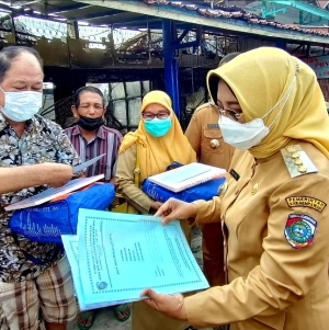 Bupati Erlina Tinjau dan Salurkan Bantuan untuk Korban Kebakaran di Jalan Gusti M. Taufik