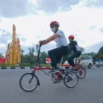 Isi Akhir Pekan Ramadhan dengan Bersepeda dan Menanam Pohon 