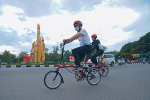 Isi Akhir Pekan Ramadhan dengan Bersepeda dan Menanam Pohon 
