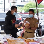 Edi Kamtono dan Youtuber Evan ‘Hobby Makan’ Borong Takjil