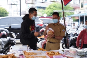 Edi Kamtono dan Youtuber Evan ‘Hobby Makan’ Borong Takjil