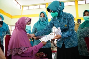 TP PKK Pontianak Salurkan Bantuan untuk Duafa