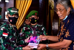 “Mutiara Bumi Senentang” Karya Buku Dandim 1205/Stg, Jarot: Ayo Rawat dan Jaga Kelestarian Lingkungan di Sintang