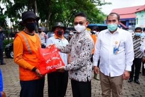 734 Petugas PPSU Terima Paket Lebaran