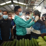 Edi Kamtono Bagikan Masker Gratis di Pasar Flamboyan