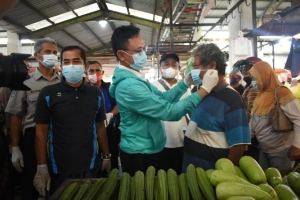 Edi Kamtono Bagikan Masker Gratis di Pasar Flamboyan