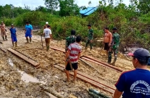 Sinergitas TNI dan Warga Muakan Hilir Perbaiki Ruas Jalan Rusak