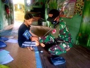 TNI Berikan Pelayanan Kesehatan Gratis di Desa Nanga Bayan