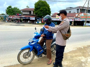 Minimalisir Penyebaran Covid-19 dengan Bagikan Leaflet