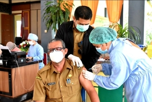 Pejabat Publik di Sintang Divaksin Covid-19 Tahap Pertama