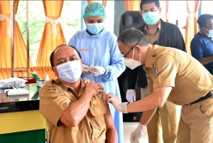Sinto Pastikan Pejabat Publik di Sintang Sudah Divaksin Covid-19 Tahap Pertama