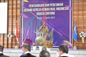 Bupati Jarot Ajak Jemaat Jaga dan Rawat Rumah Tuhan dengan Baik